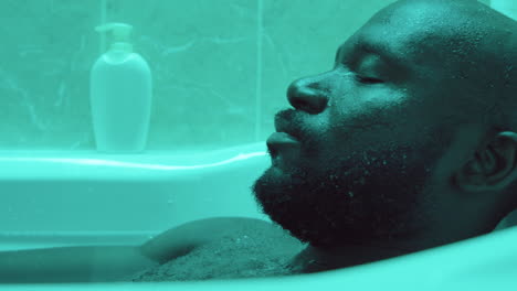 Afroamerikanischer-Mann-Entspannt-Sich-In-Der-Badewanne